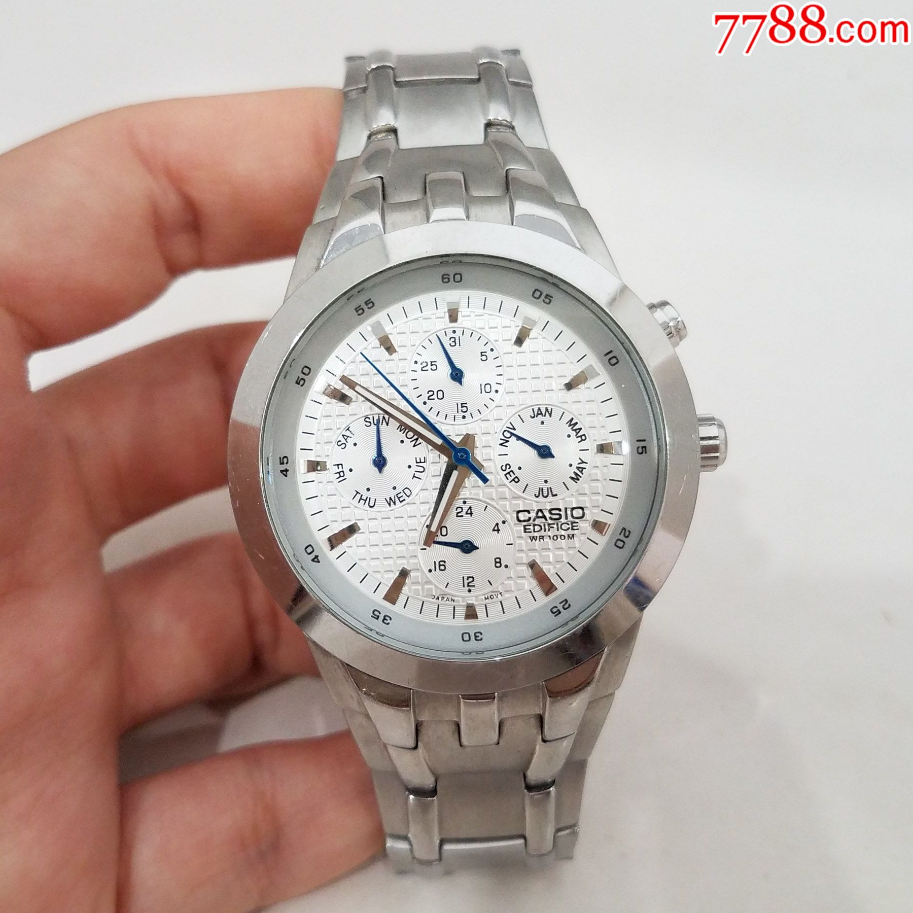 日本卡西欧电子男表【独特4眼格纹表盘】【烤蓝指针】【带月份功能,按