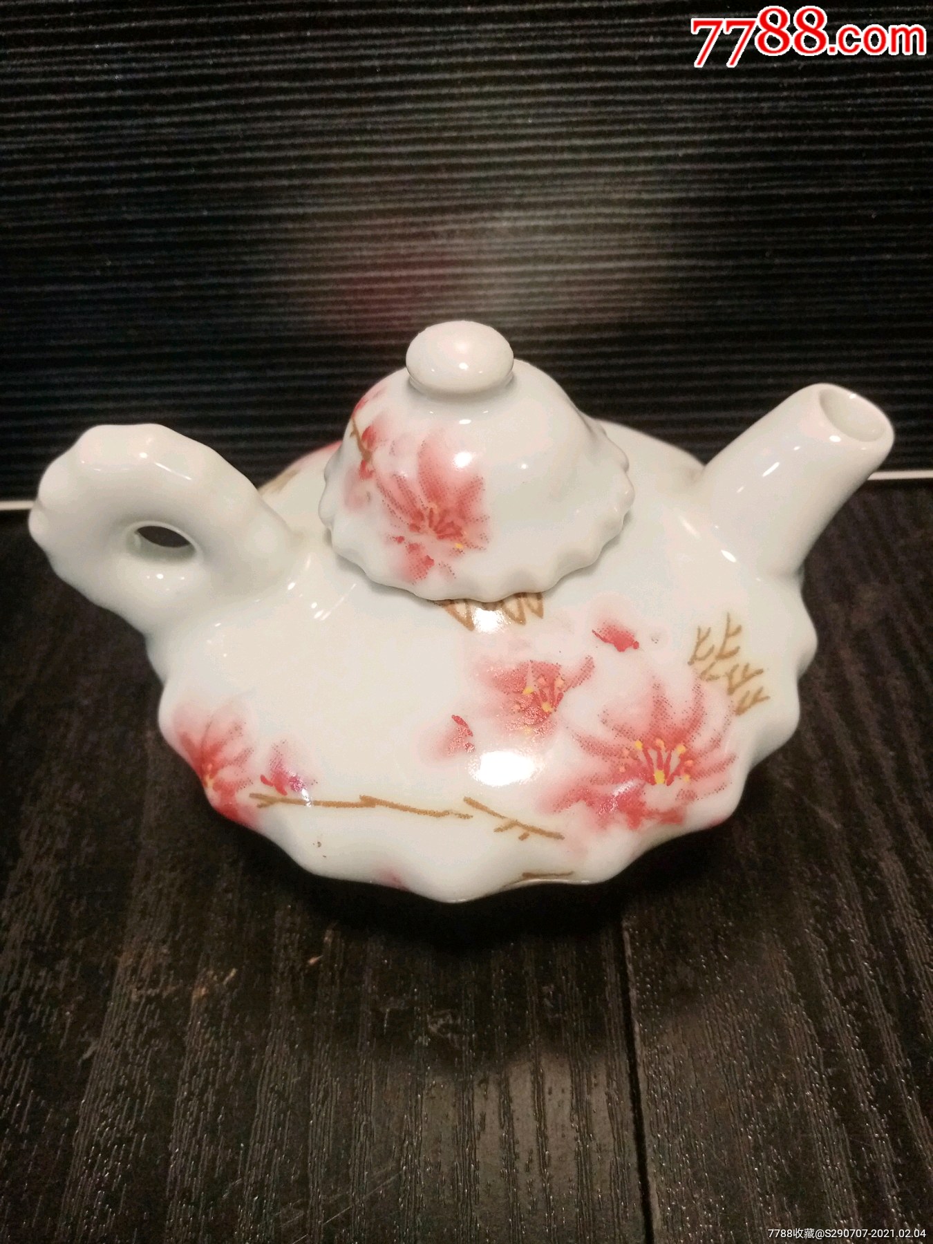 毛瓷梅花咏彩壶