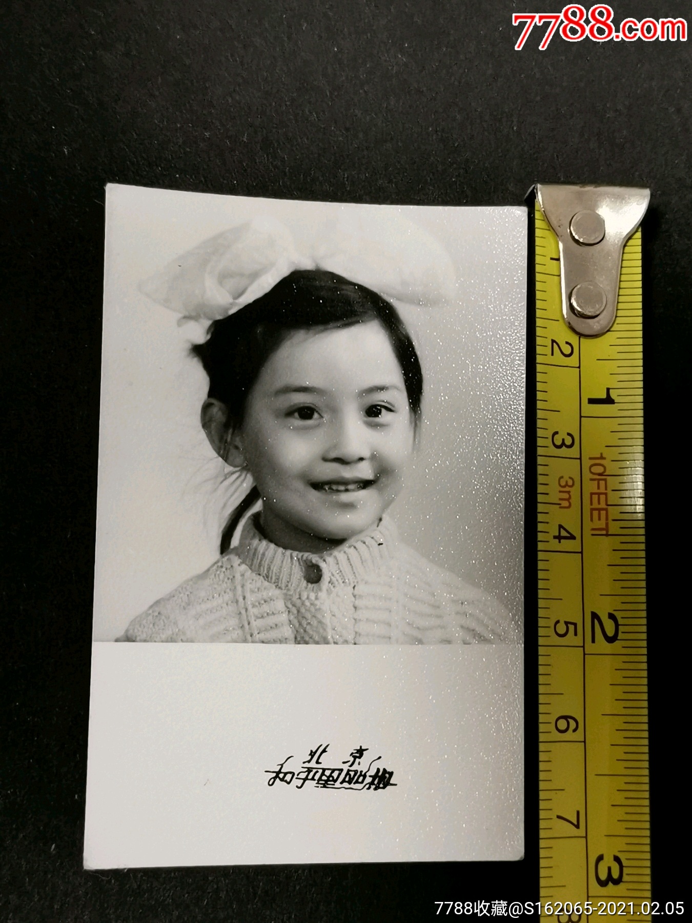 小姑娘北京和平里照相馆留影_老照片_第1张_7788钟表收藏