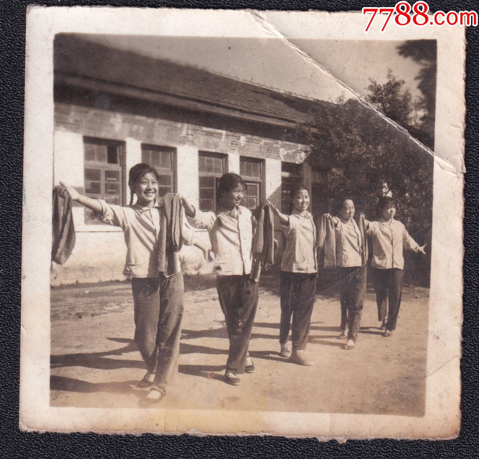 文革年代漂亮女学生表演老照片1张尺寸约6163厘米