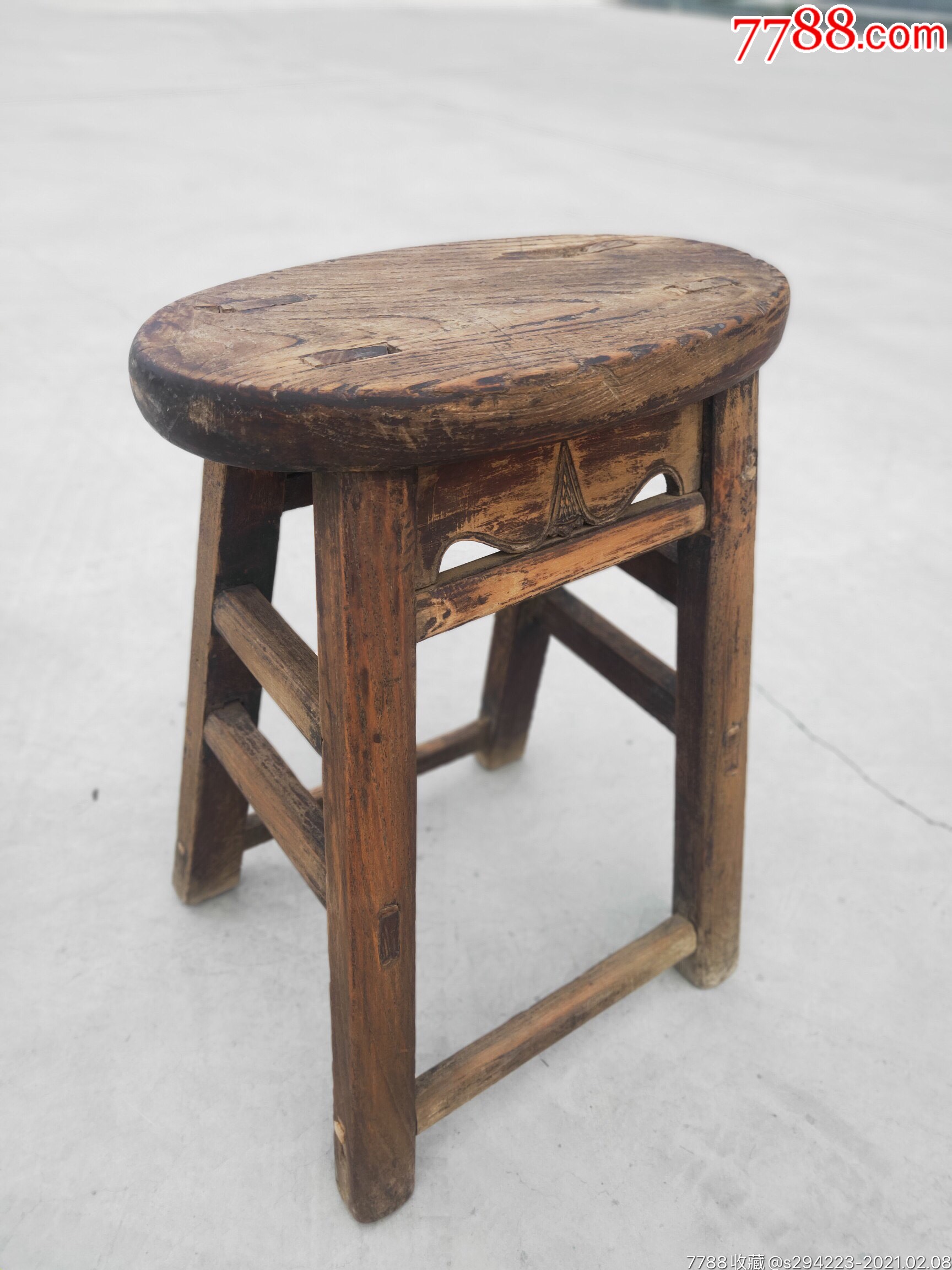 源头老货,清老椭圆面凳,山水木纹,牢固,包浆油润浑厚,做工讲究造型