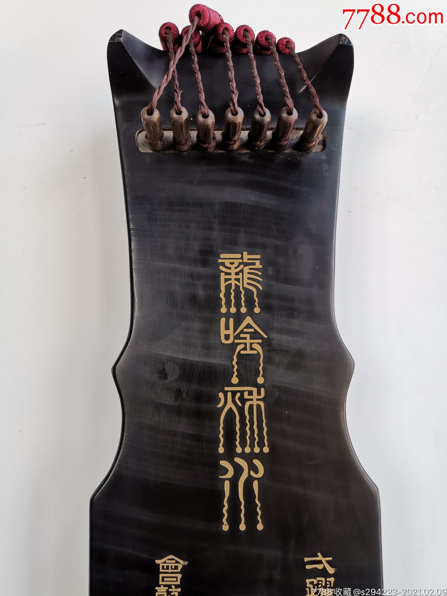 龙吟炑川古琴凤势式琴以桐木材质,通体髹黑古漆,檀木轸足.
