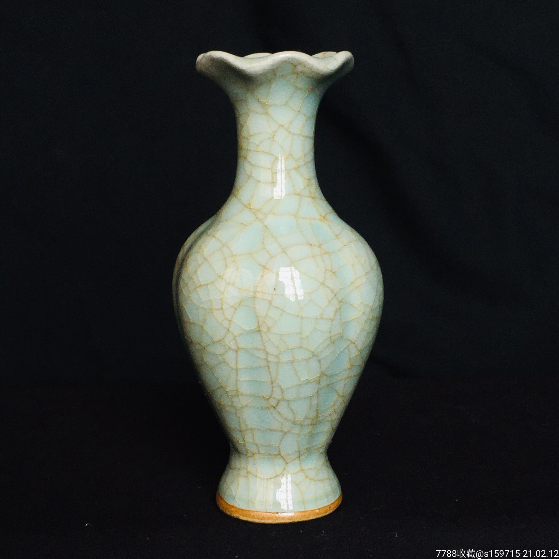 清代漳窑哥釉瓜棱花口瓶