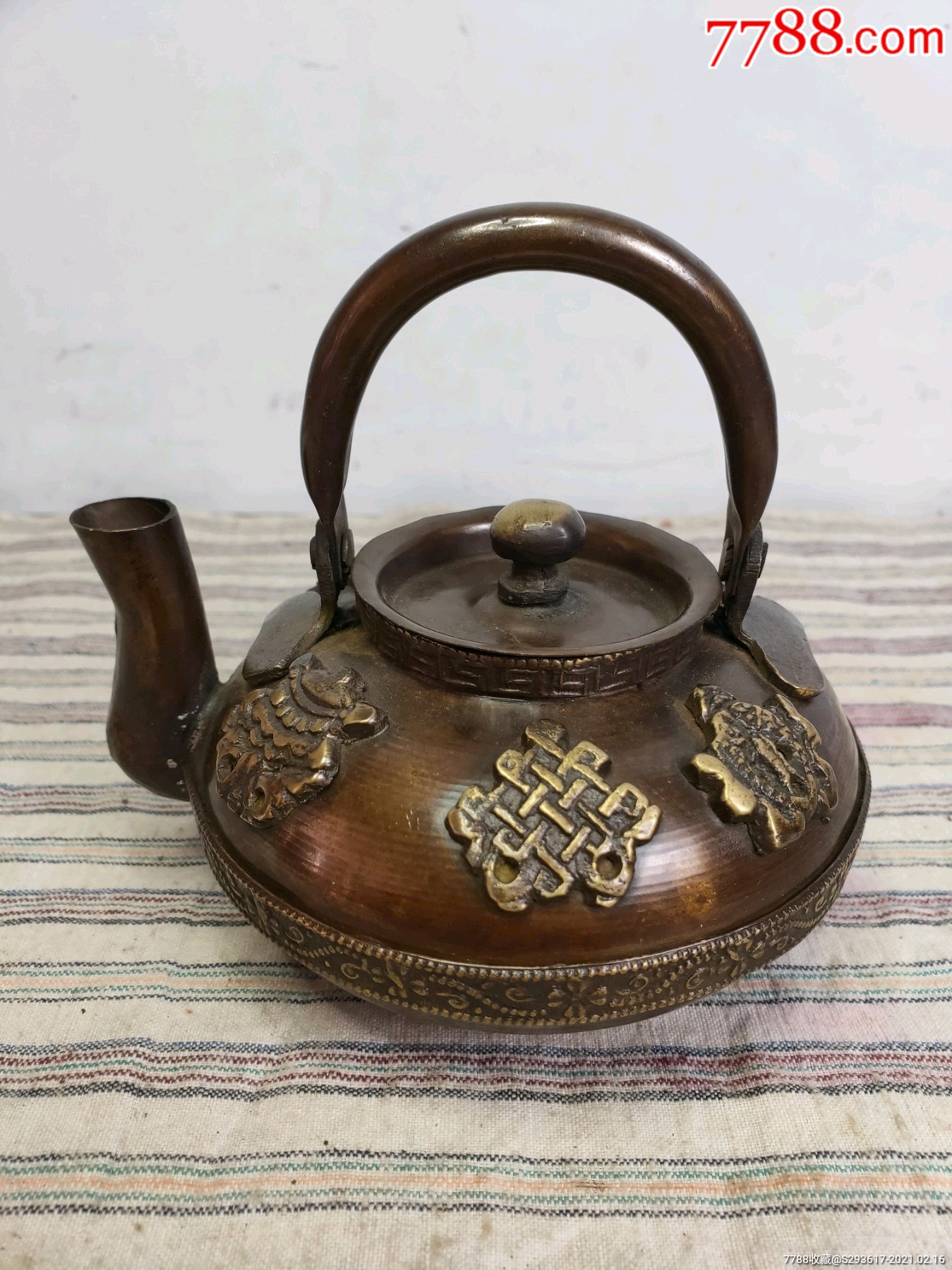 藏传,紫铜酒壶一把,包存完整.