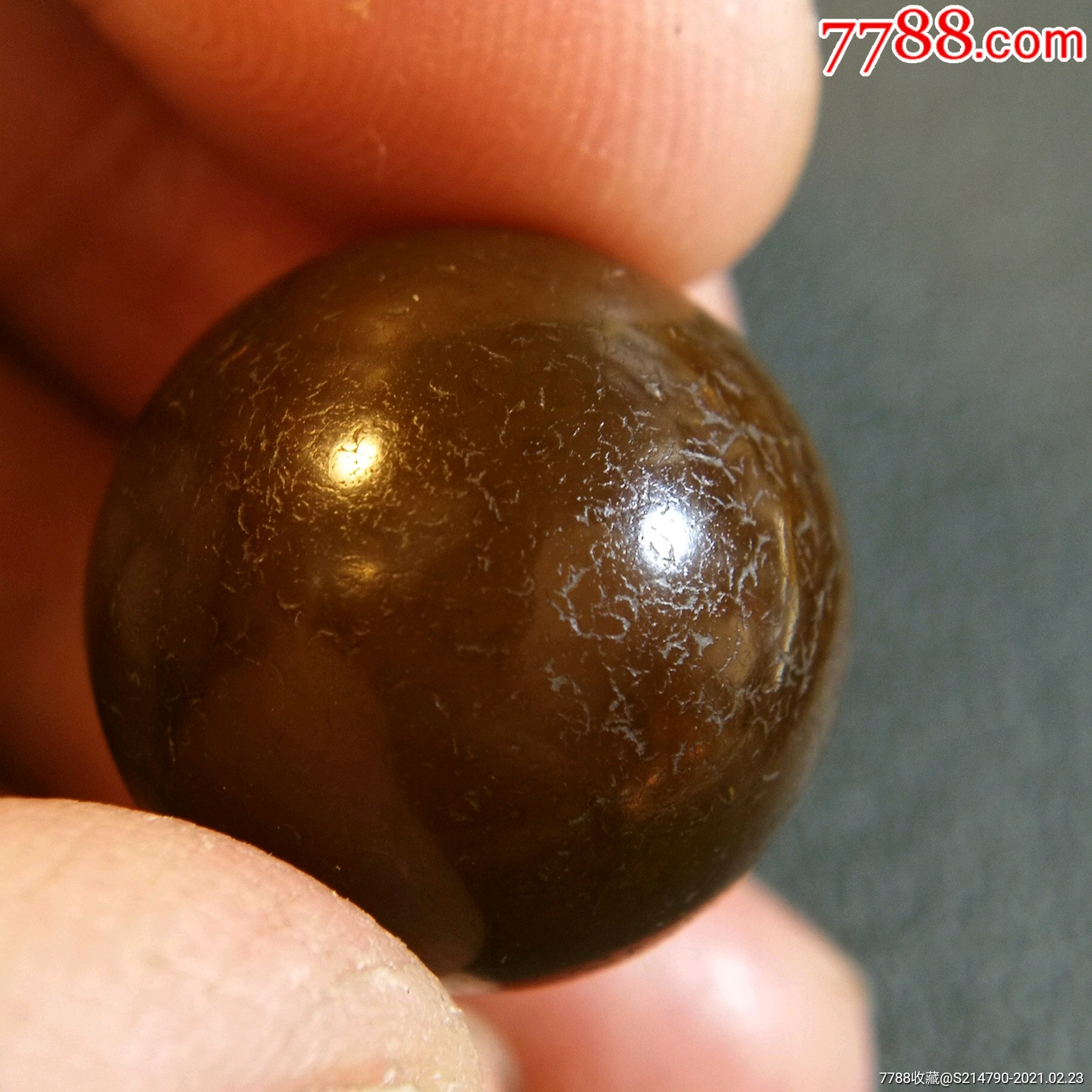 糖色玛瑙球,直径17.5毫米,玛瑙圆珠,品相完整无裂,带一条黑矿纹.