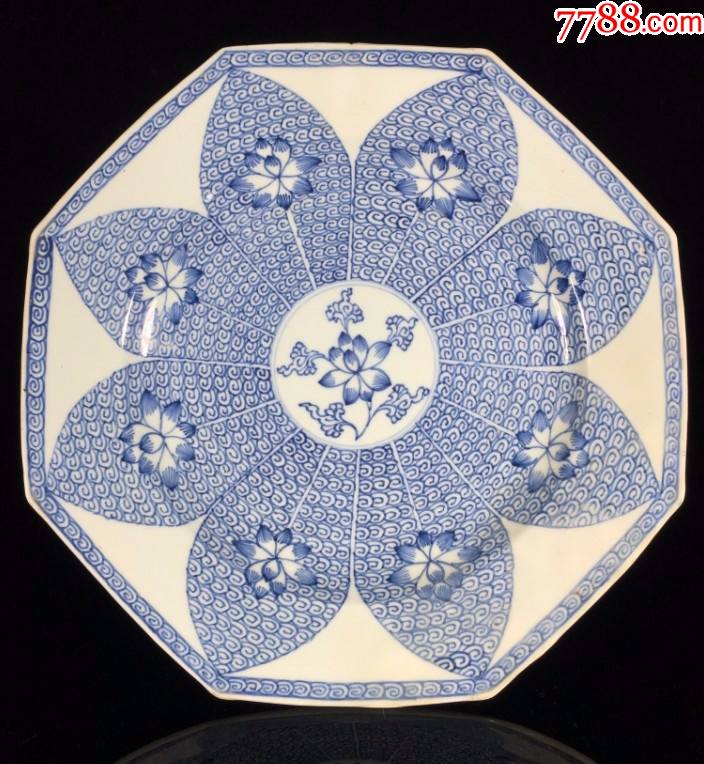 【馆藏级精品】雍正线描青花莲瓣开光荷花纹八方大盘