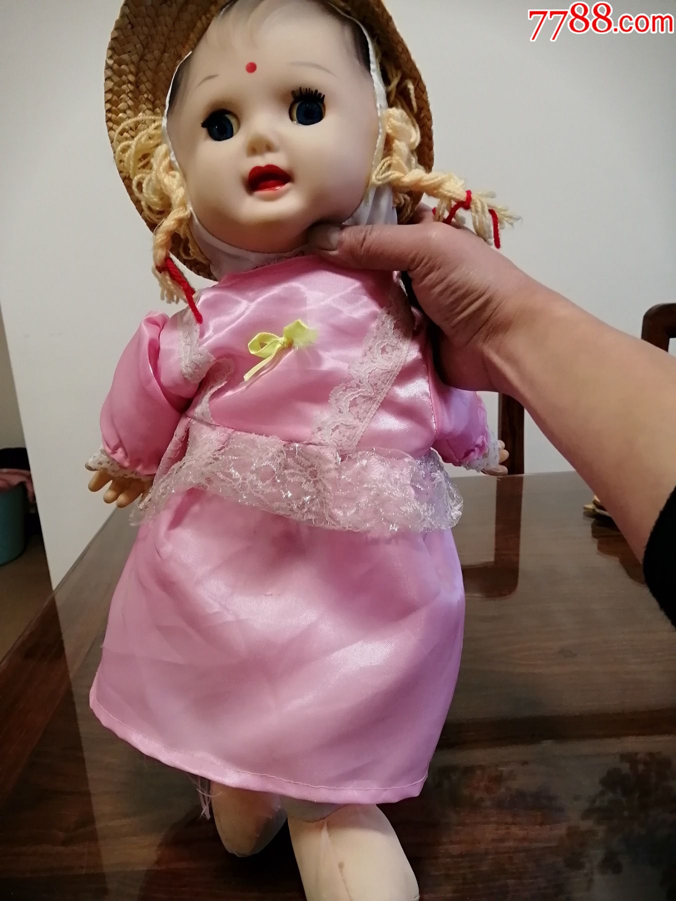 早期会眨眼睛的洋娃娃.