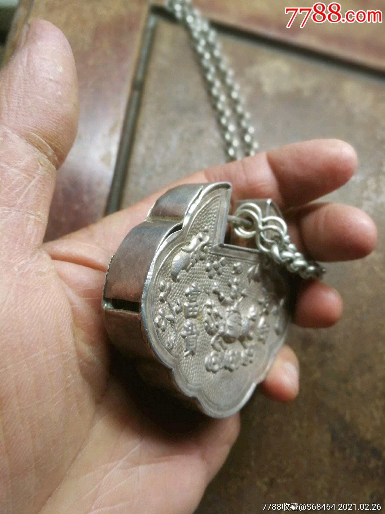 首页 拍卖 银锁/银项链 >> 解放初期重64克纯银质长命富贵字十二生肖