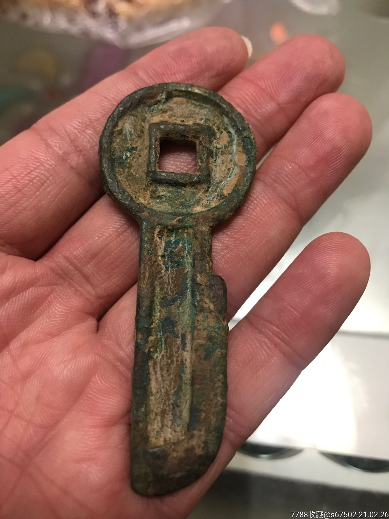 买来多年秦朝刀币,本人不懂,对了您就拍,不对不拍也请不要打假,在这里