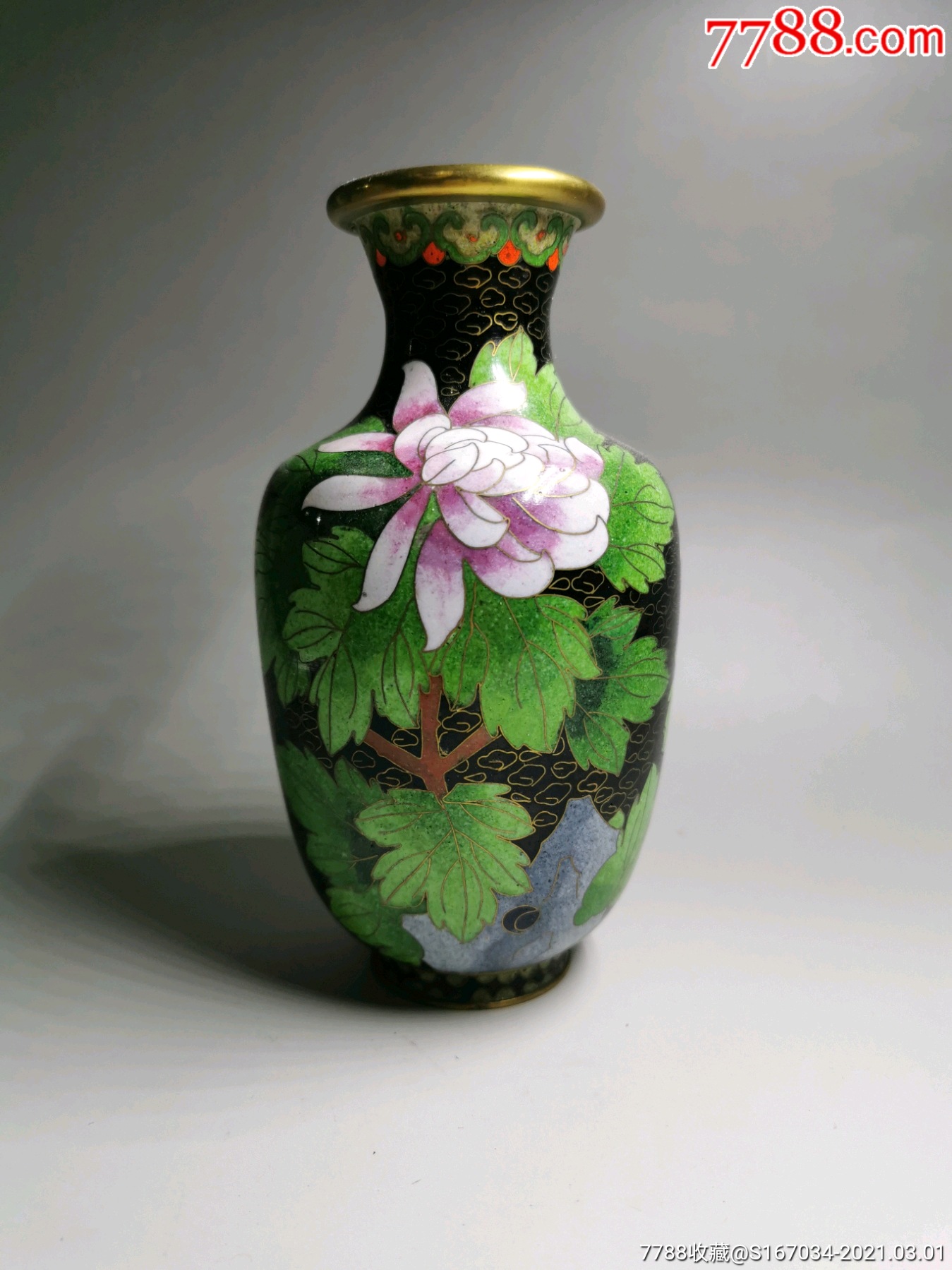 民国时期景泰蓝,黑地牡丹花卉,厚铜胎赏瓶,年代物