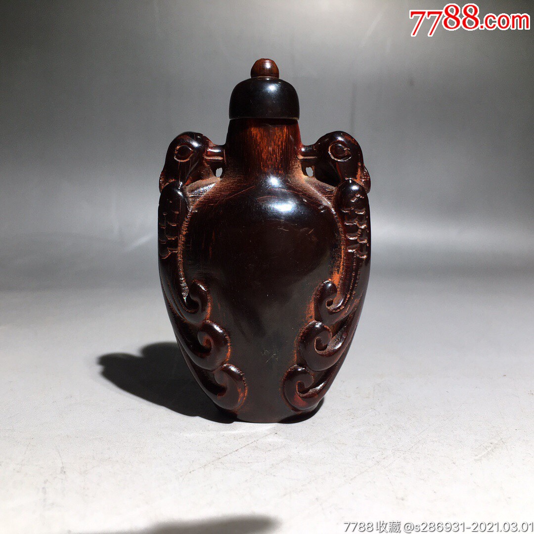 牛角鼻烟壶牛角不仅可以疏通经络,还可以促进血液循环,非常的有益身心