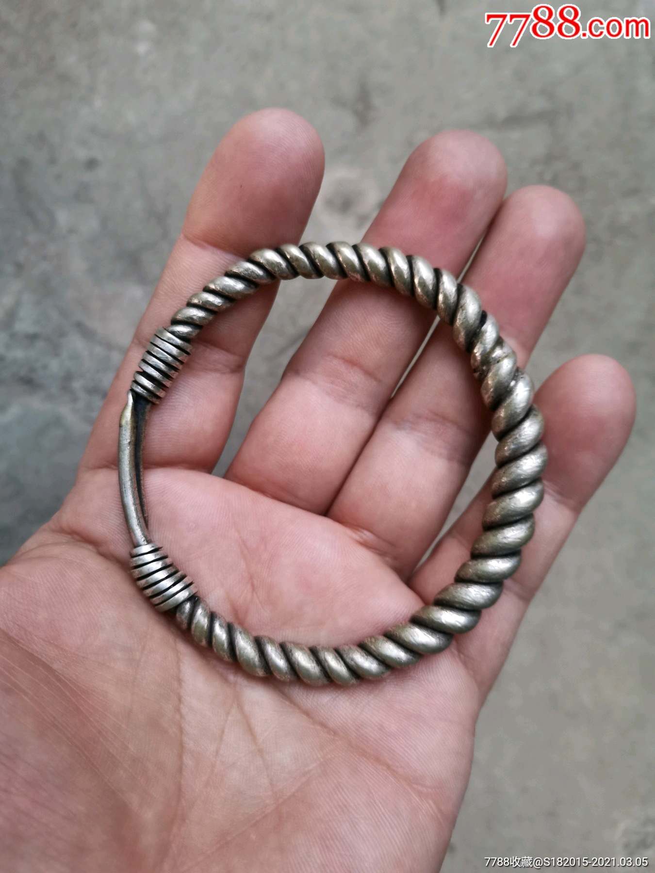 云南少数民族戴的手镯