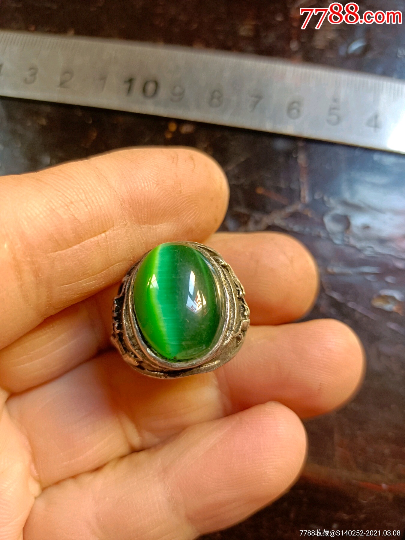 假宝石戒指一个