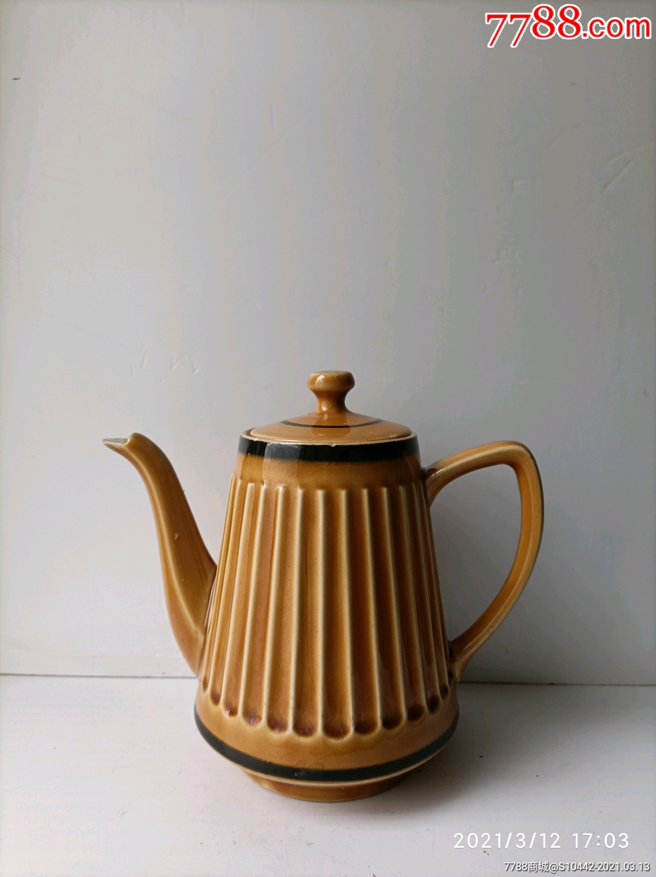 80年代禹县钧瓷厂黄釉立棱大茶壶