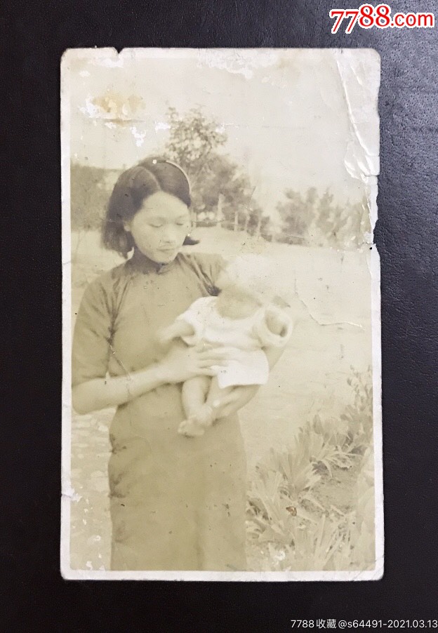 民国旗袍美女抱婴儿