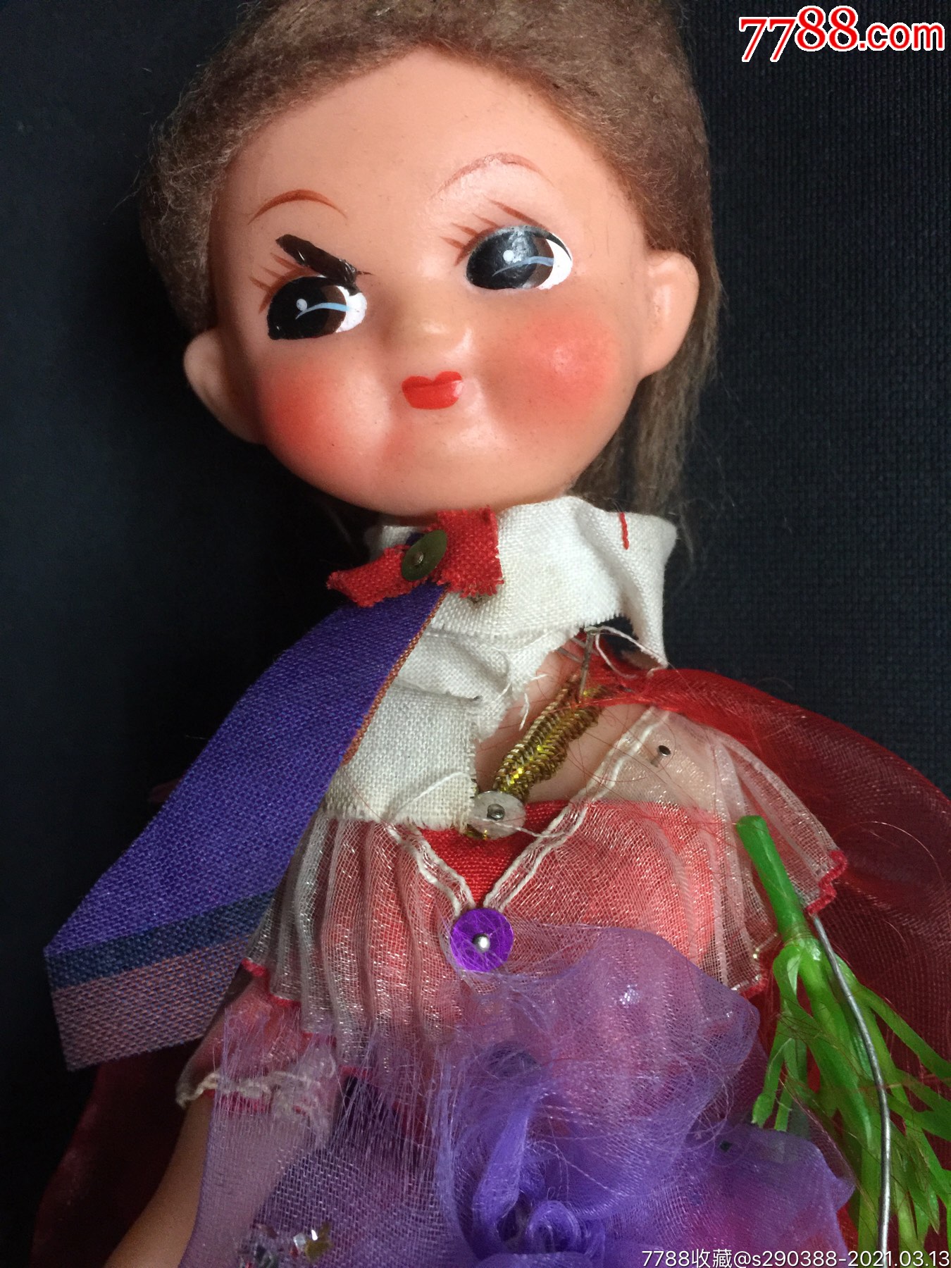 黄毛橡皮人偶一只.