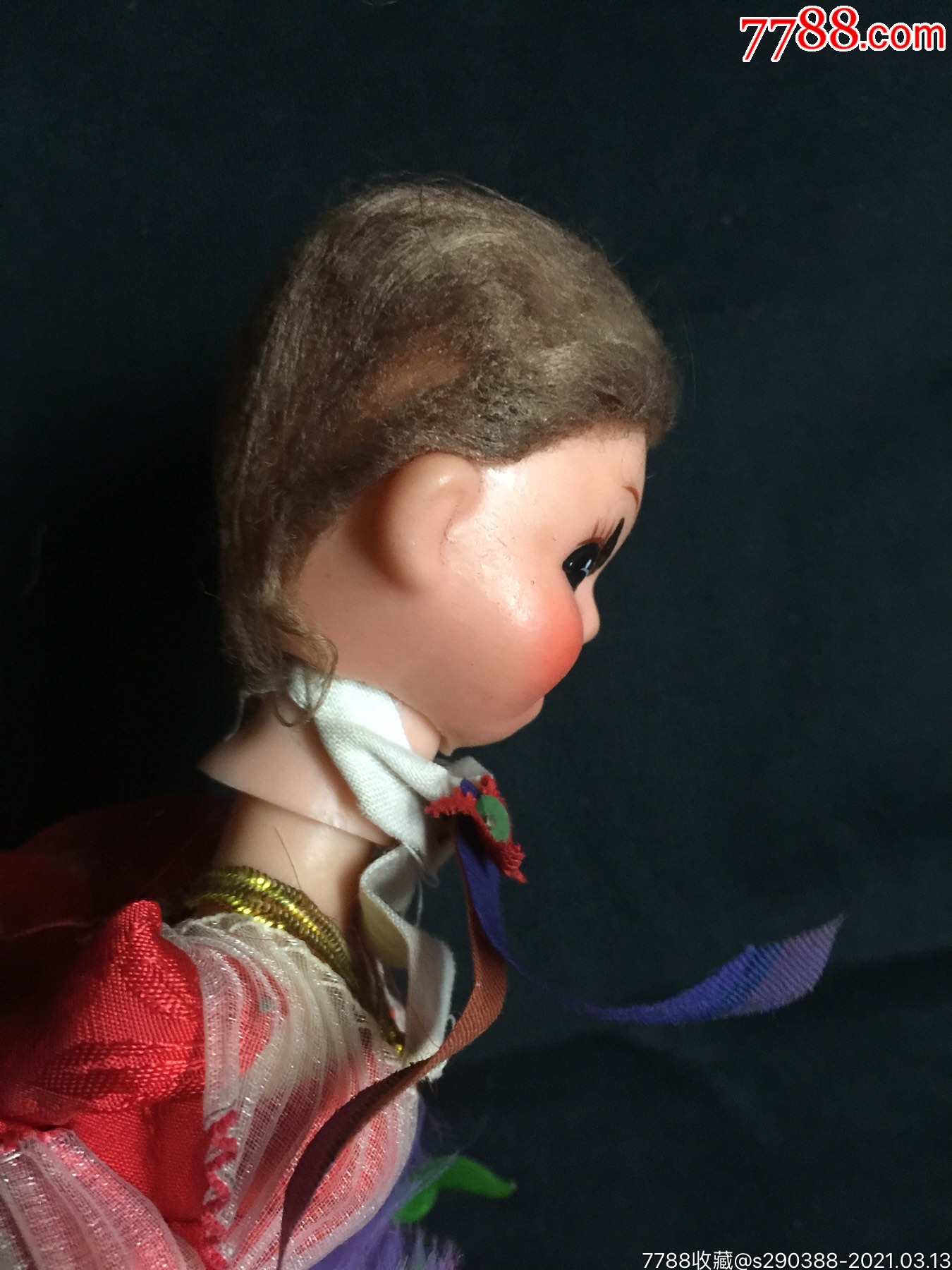 黄毛橡皮人偶一只.