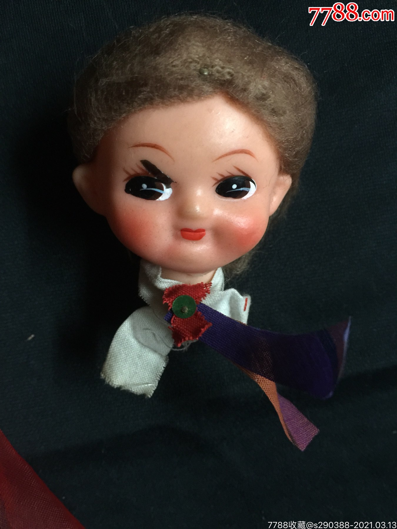 黄毛橡皮人偶一只.