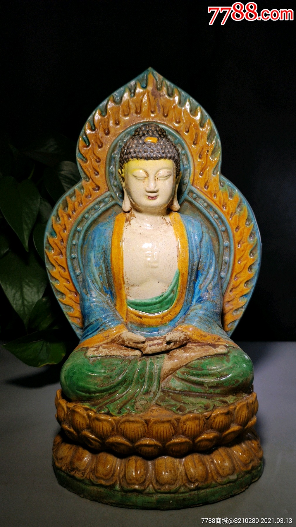 瓷佛像一尊!造型独特!开脸祥和!五官清晰!十分生动!瓷质细腻!