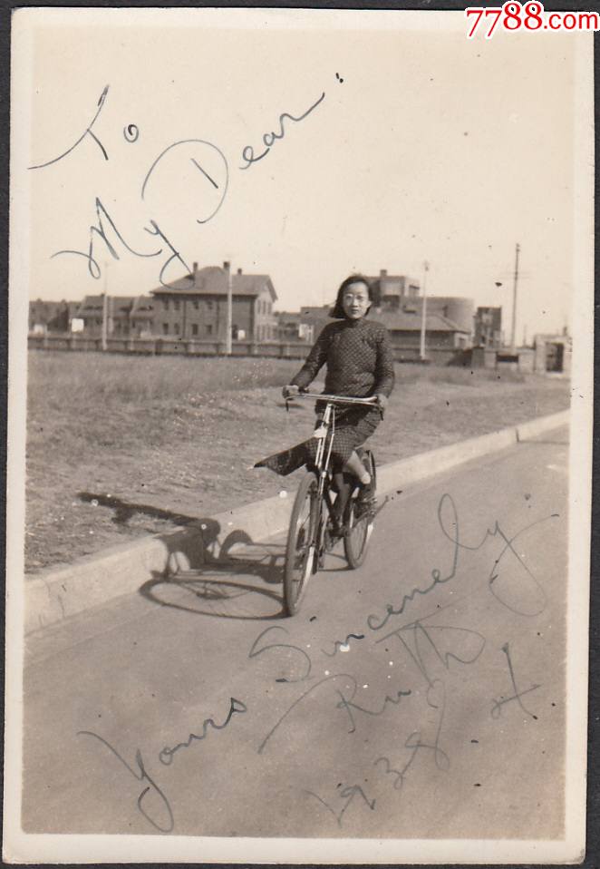 民国骑自行车的美女