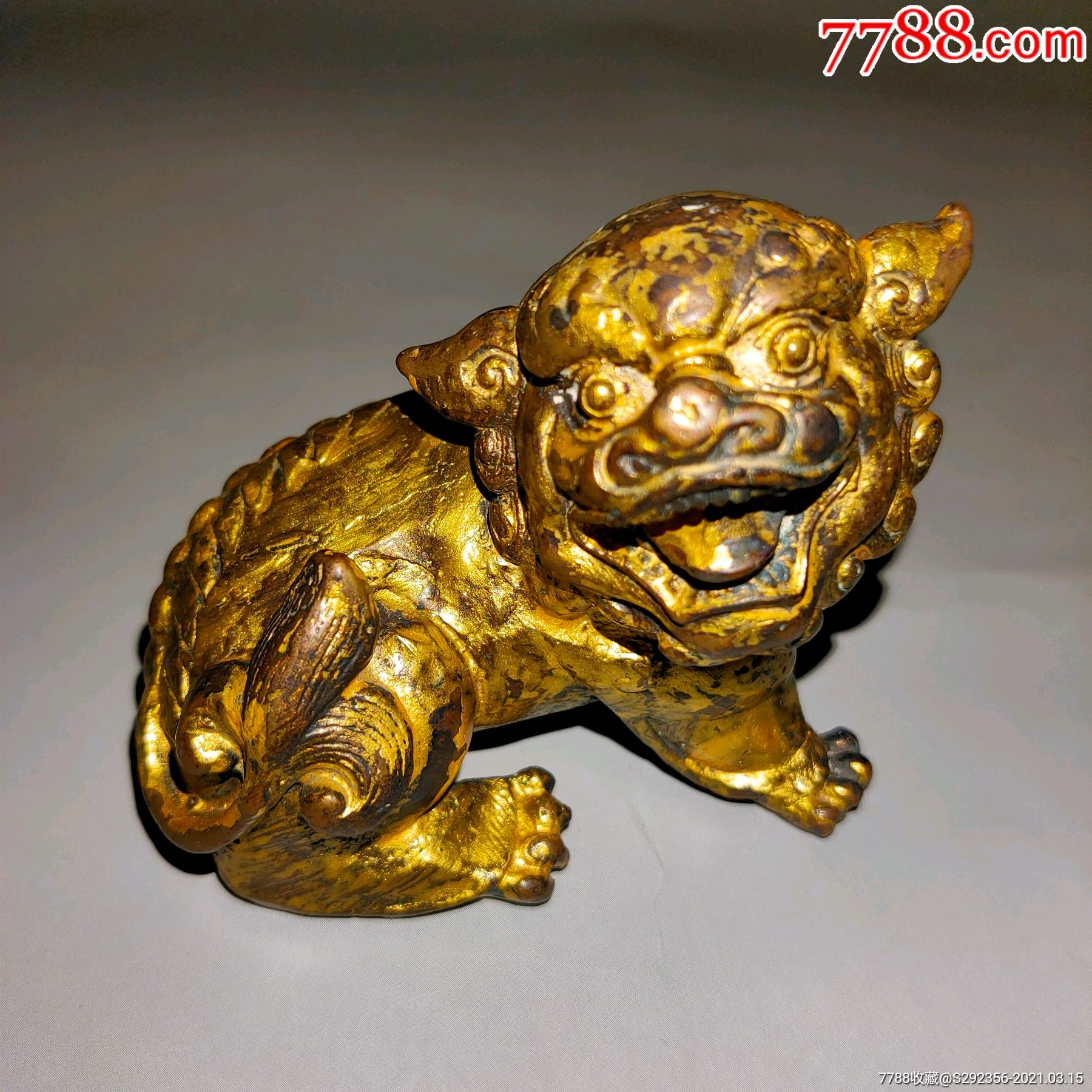 铜镀金瑞兽纸镇