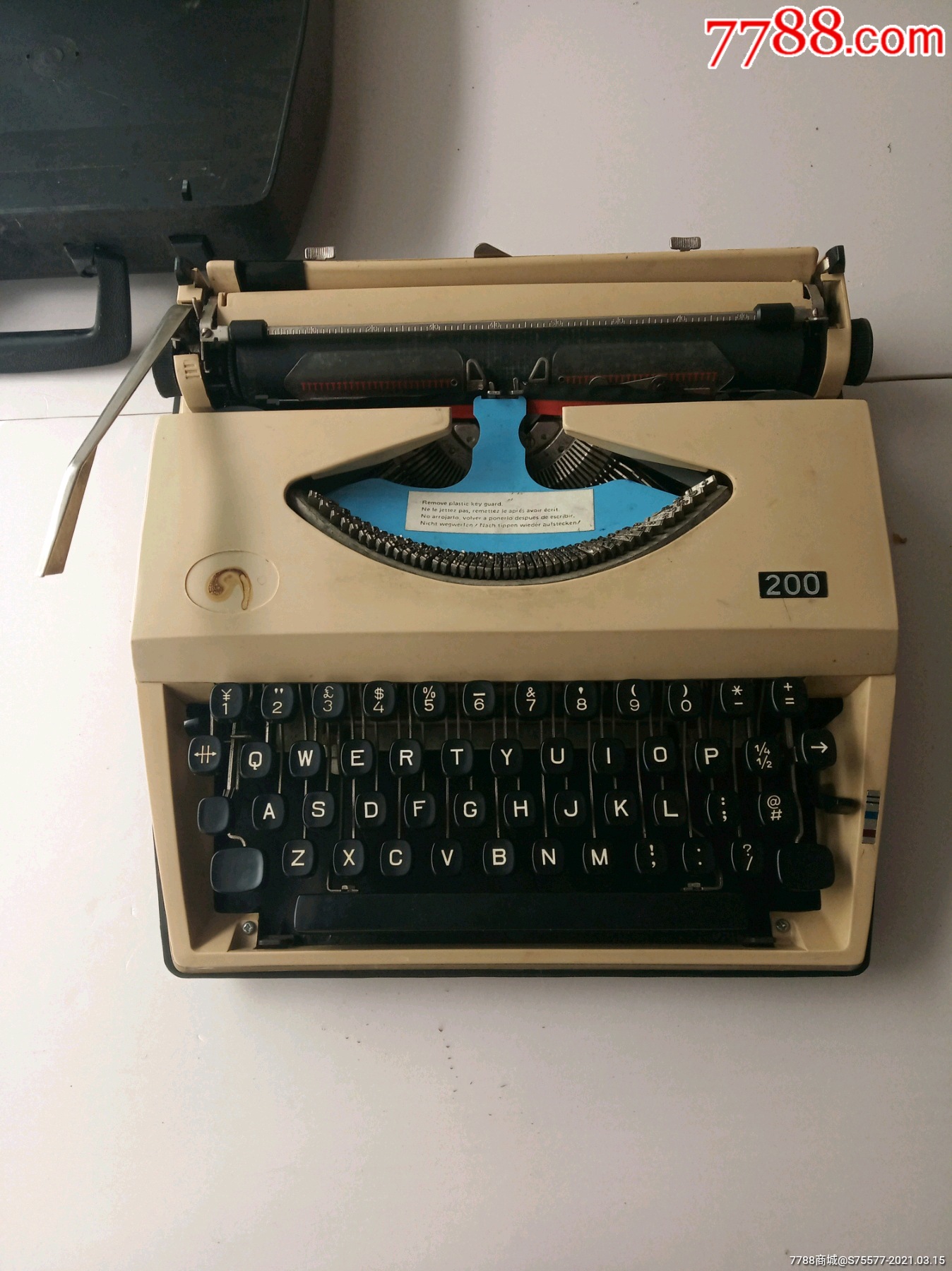 旧打字机一台