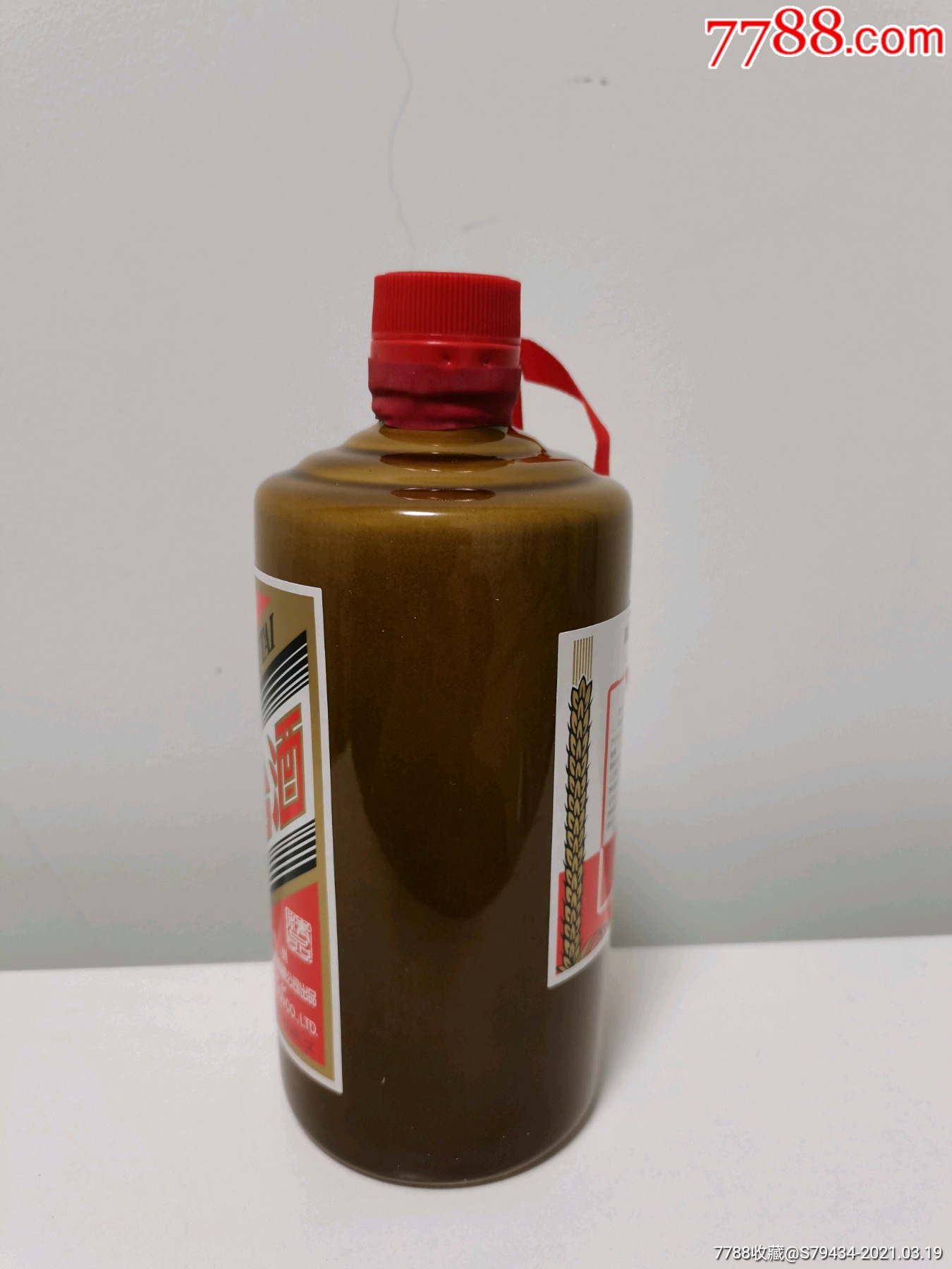 棕色瓶子的茅台图片