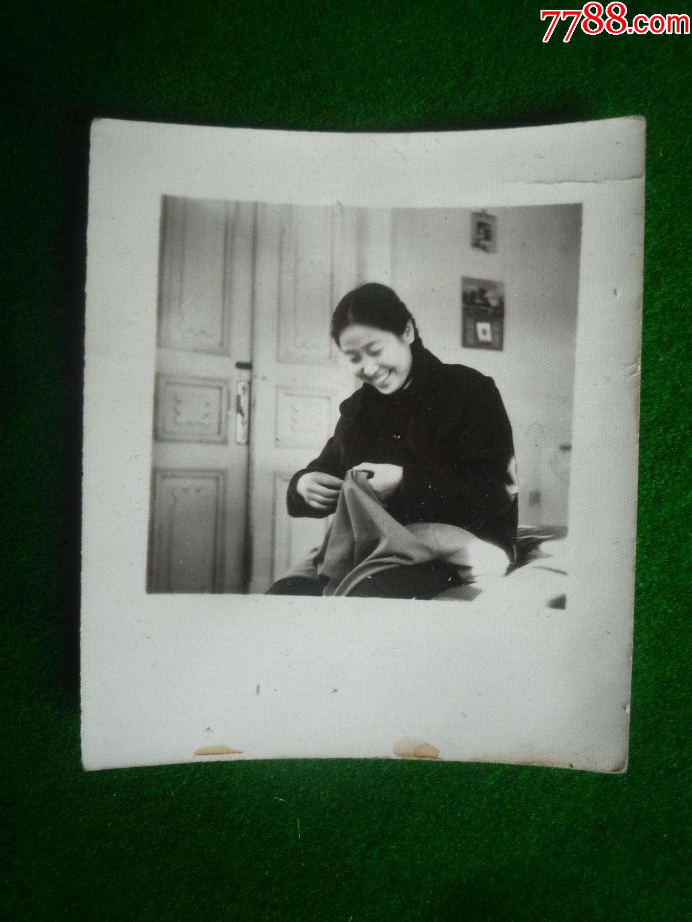 缝补衣服的女子