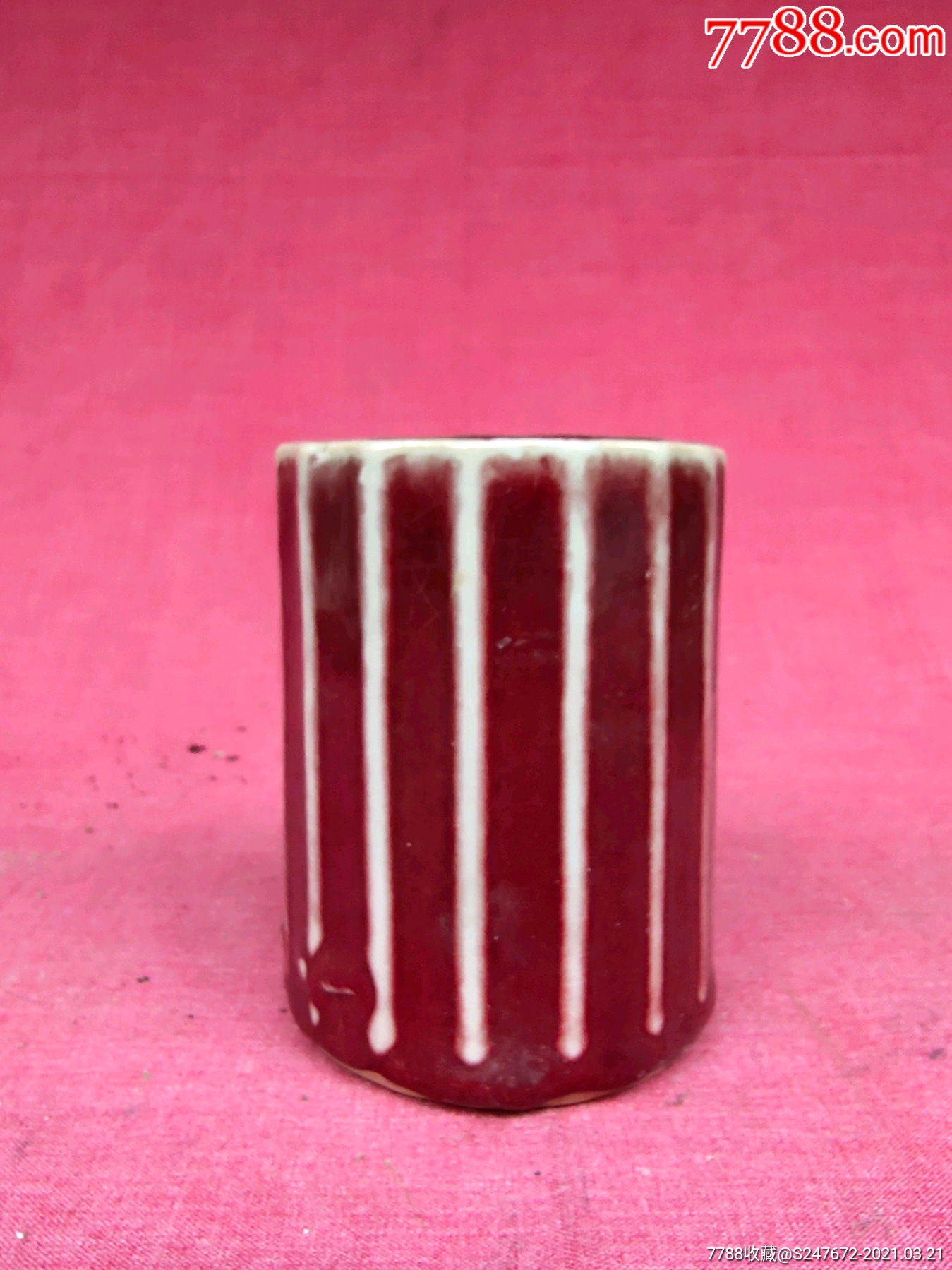 红釉笔筒