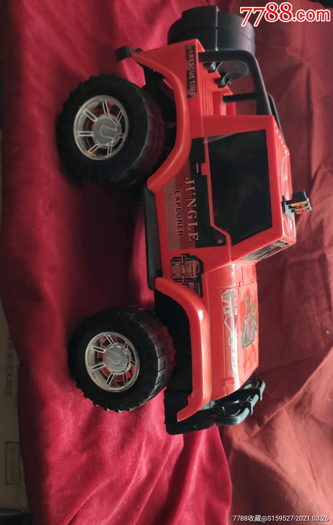 一辆塑料儿童玩具汽车,品相如图.