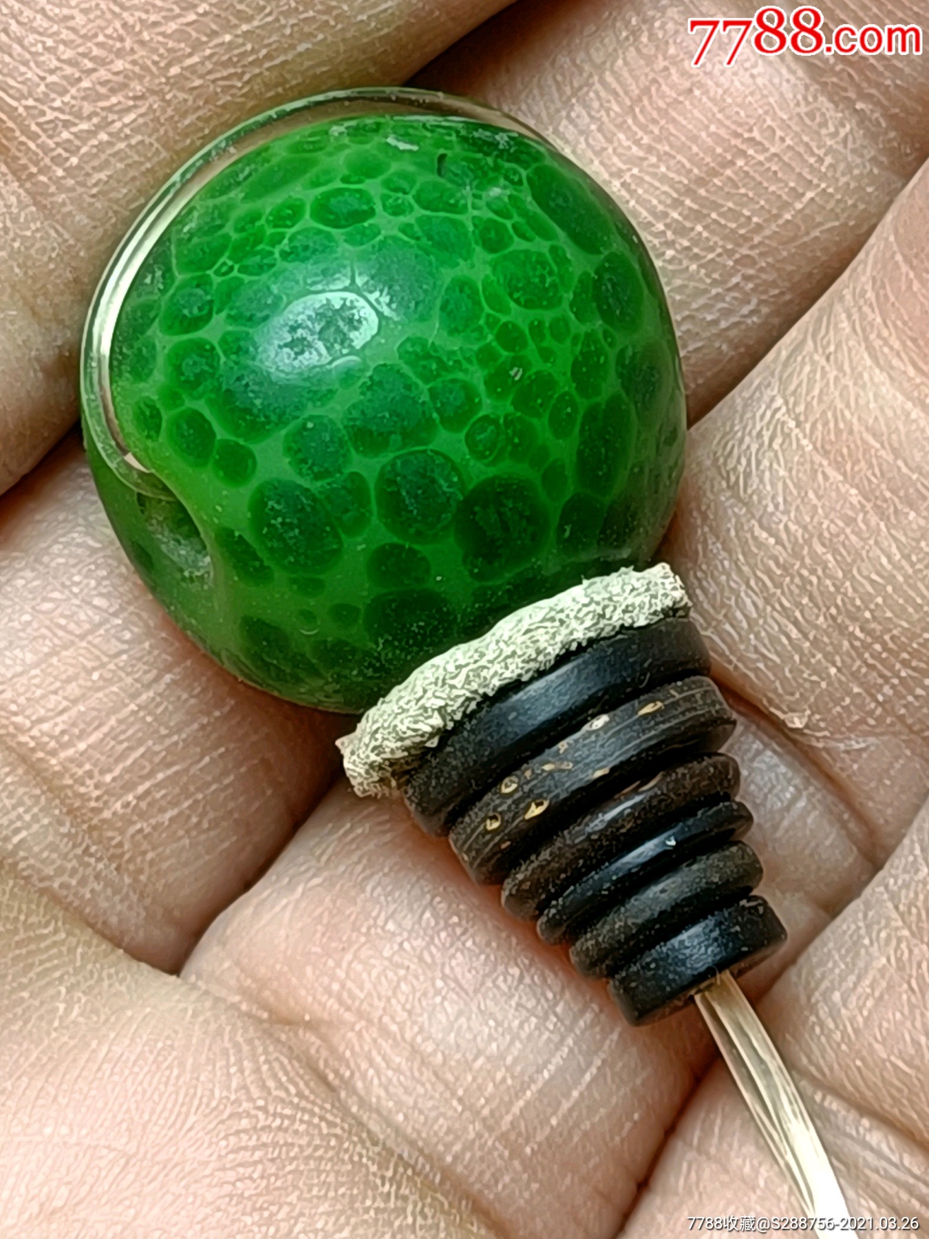 清代绿色青蛙皮古法琉璃珠一颗