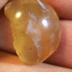 透明的天珠局部碎片尺寸1912毫米左右带白色镶蚀图腾可以做吊坠或者