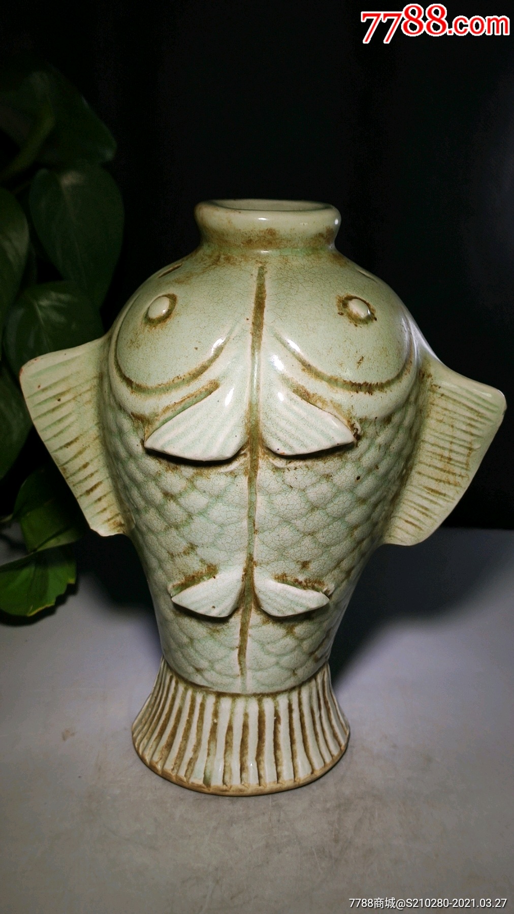 瓷鱼瓶造型独特生动形象瓷质细腻釉水肥厚十分漂亮