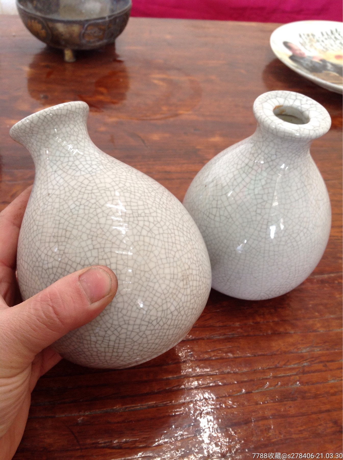 两个冰裂开片梅瓶