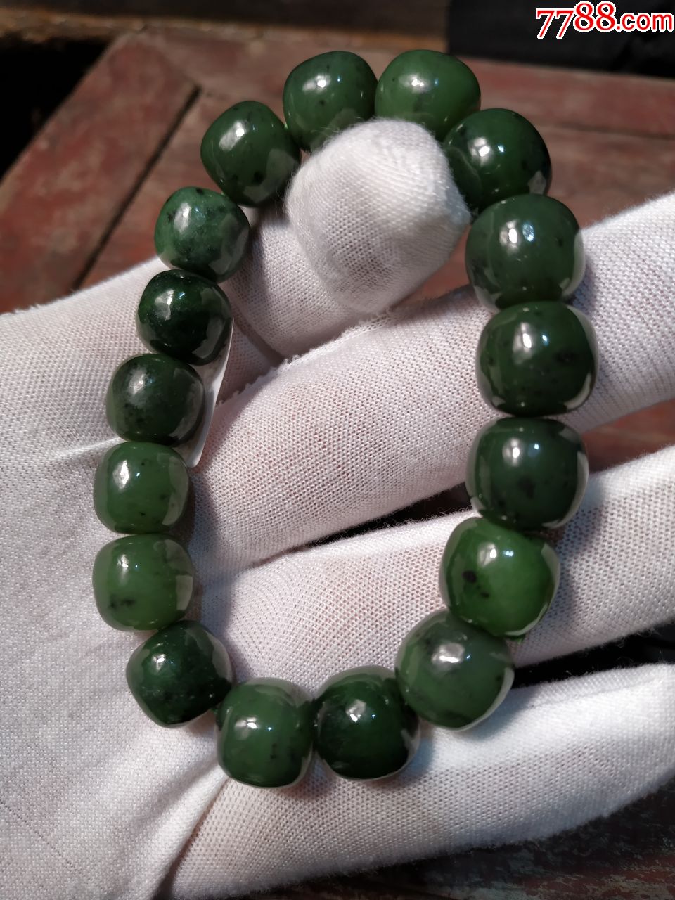 保真和田碧玉手串,带证书,品相完整.