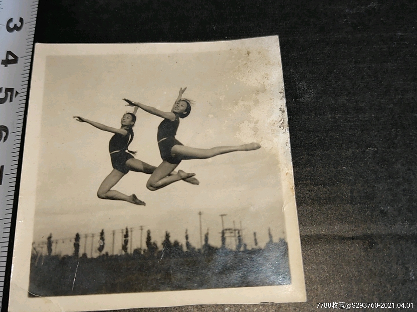 民国时期,两位美女体操运动员腾空而起