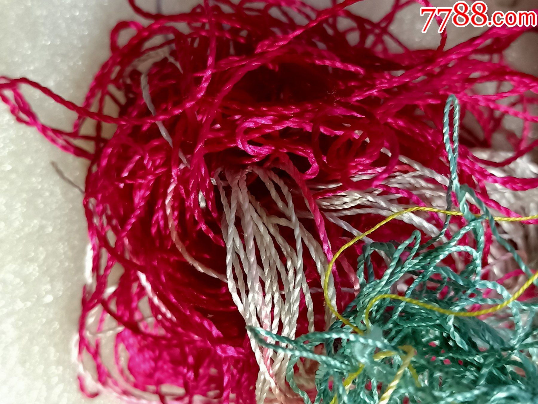 民国左右丝线a8*0,绣东西用的,有一卷黄的不是,品相如图,请看好是快递