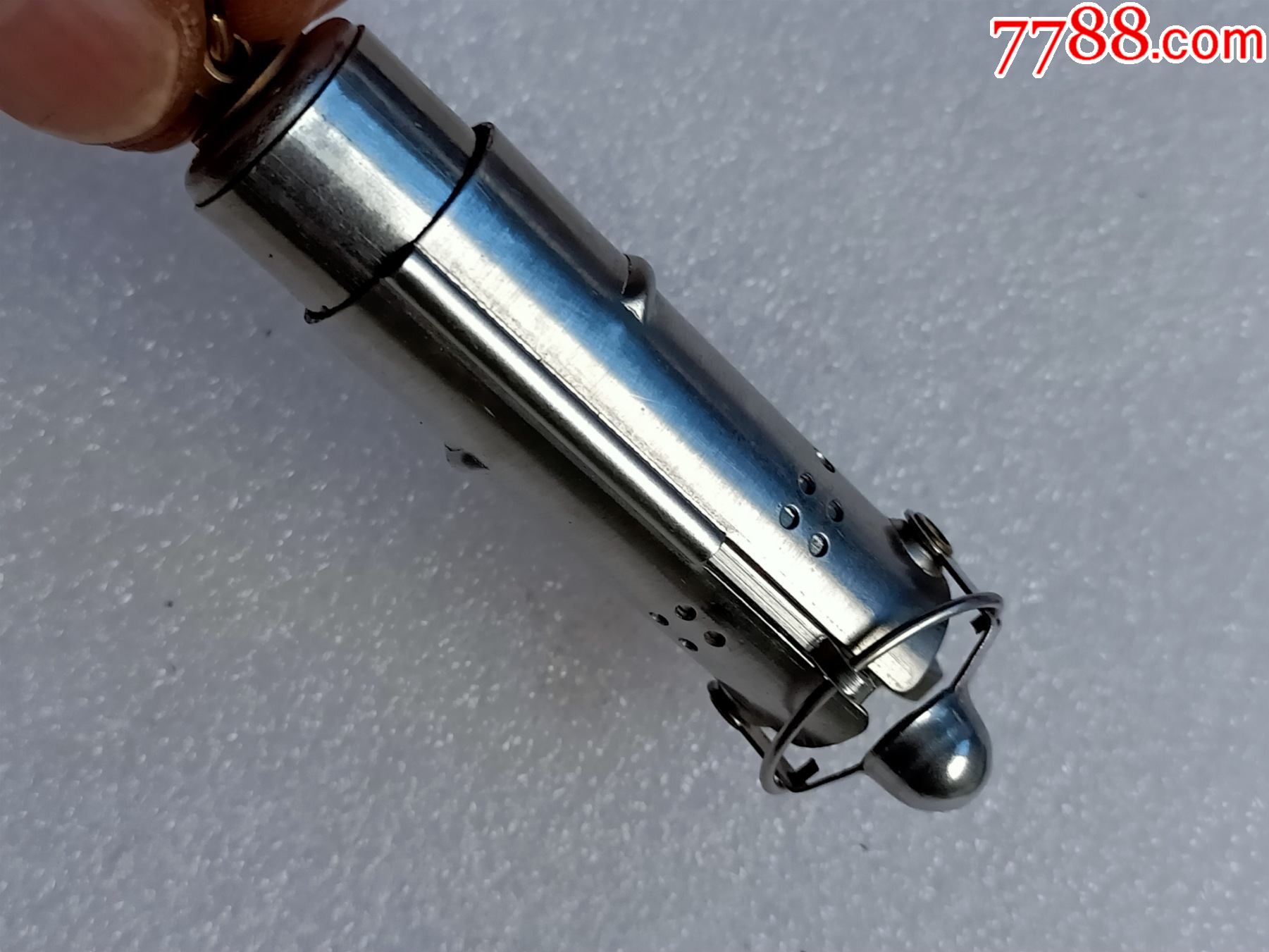 燃油打火机a8*7,上推就可以打火,下推关火,上火石拉弹簧,磁铁不吸