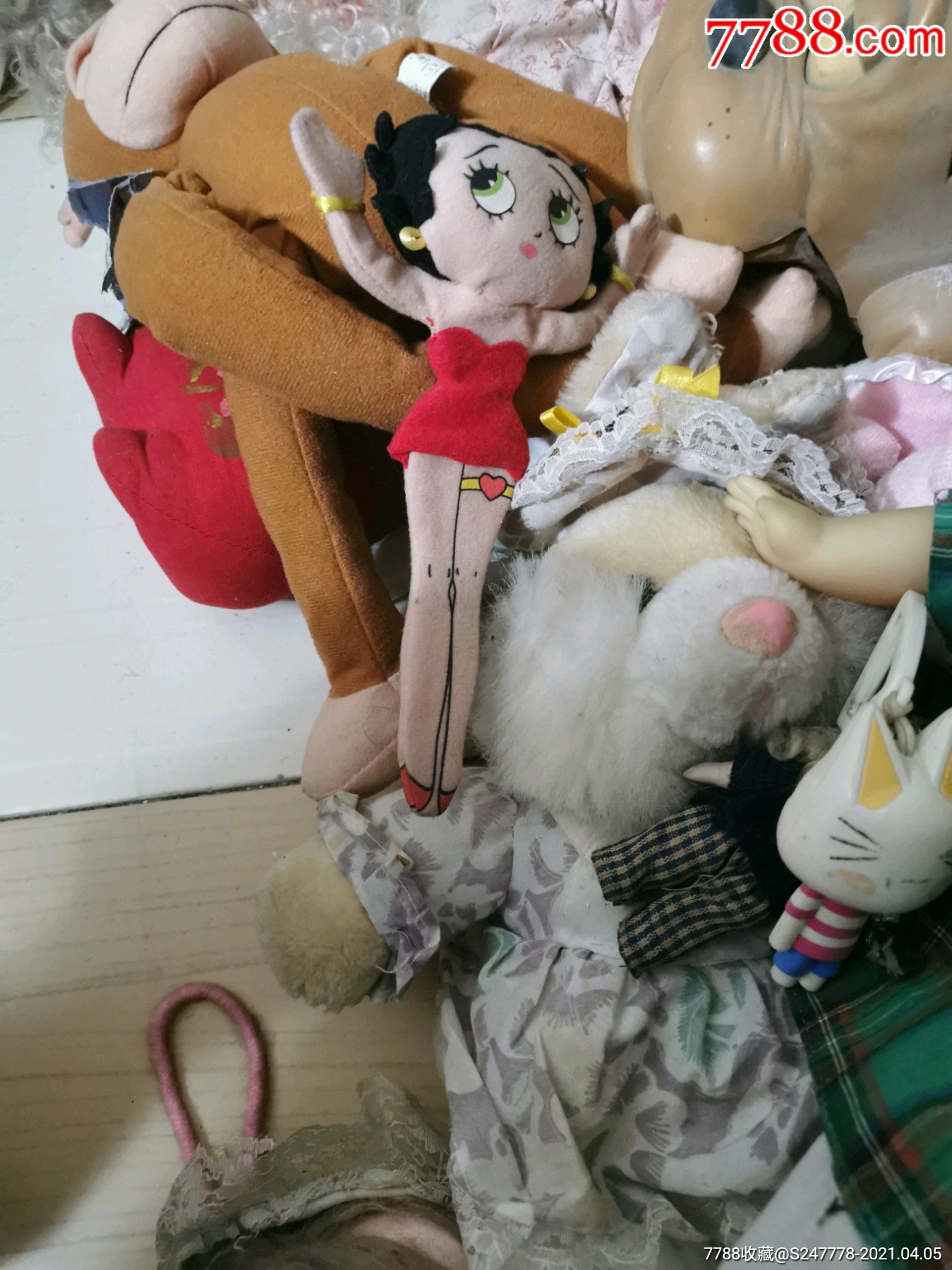 一箱子90年代毛绒玩具娃娃高飞电话米老鼠书包