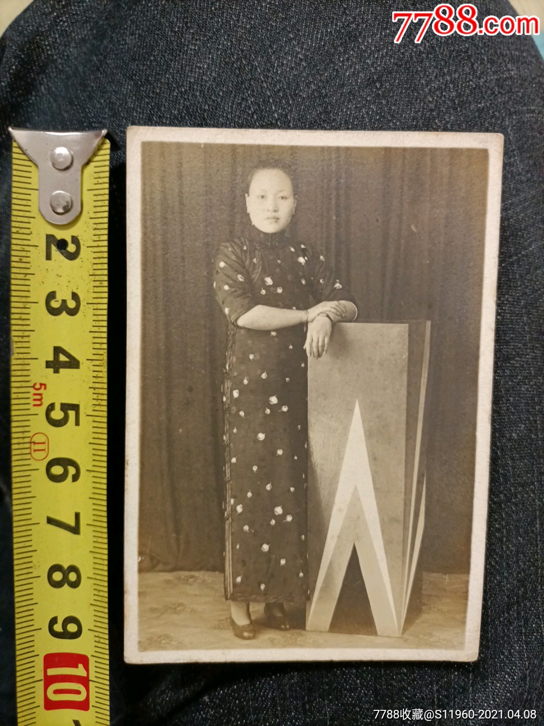 民国时期穿旗袍的女子全身像照片