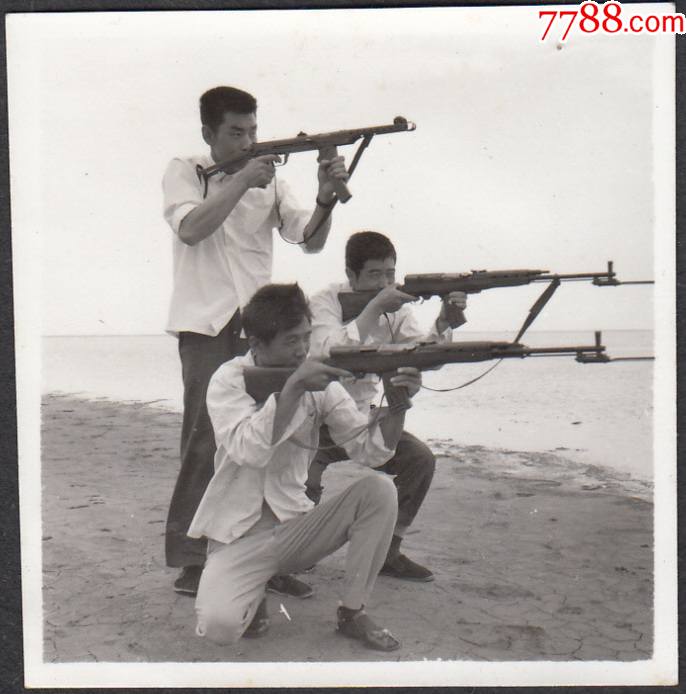 练习射击的民兵