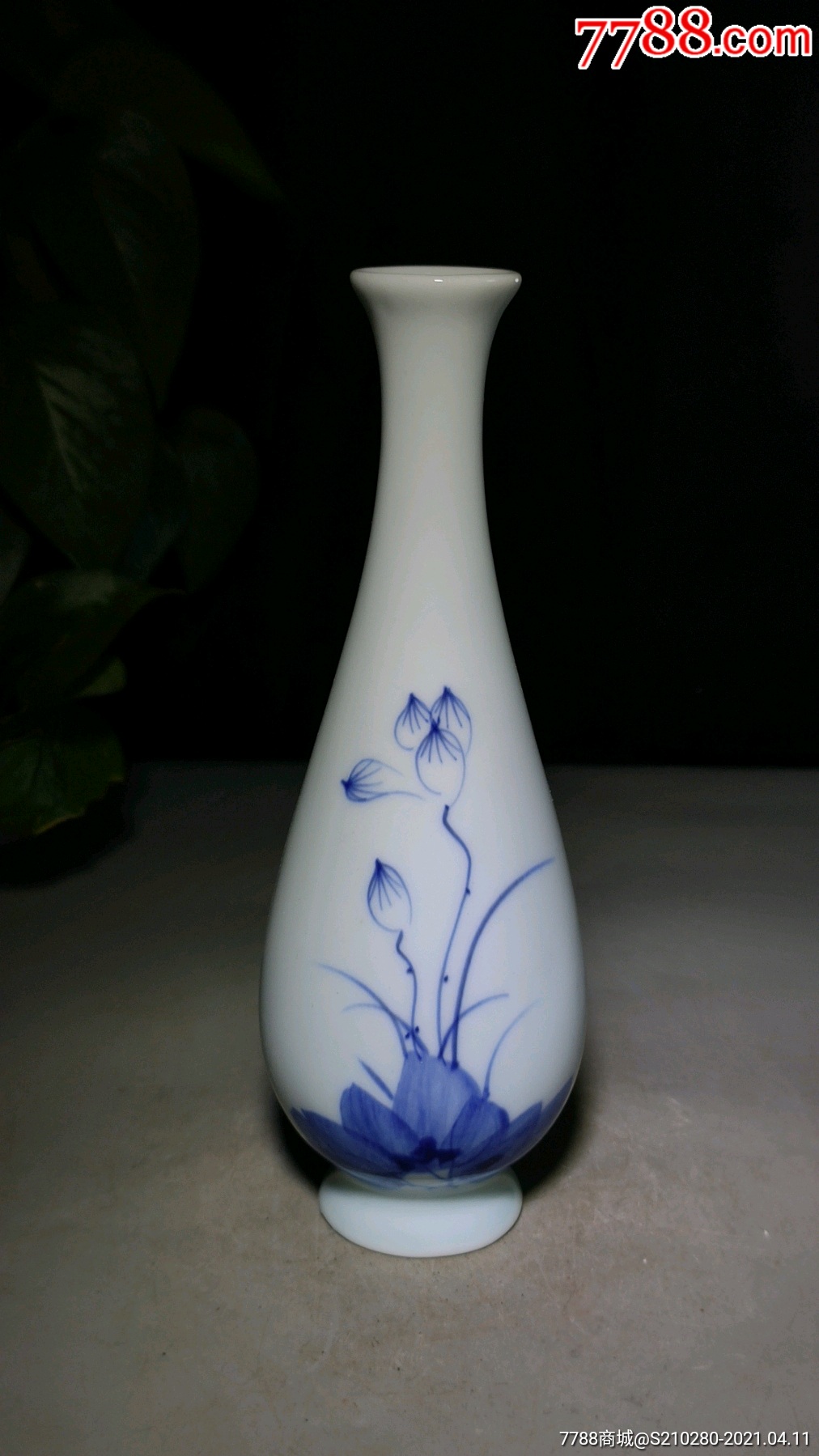 一束莲青花净水瓶造型独特瓷质细腻釉水肥厚图案精美