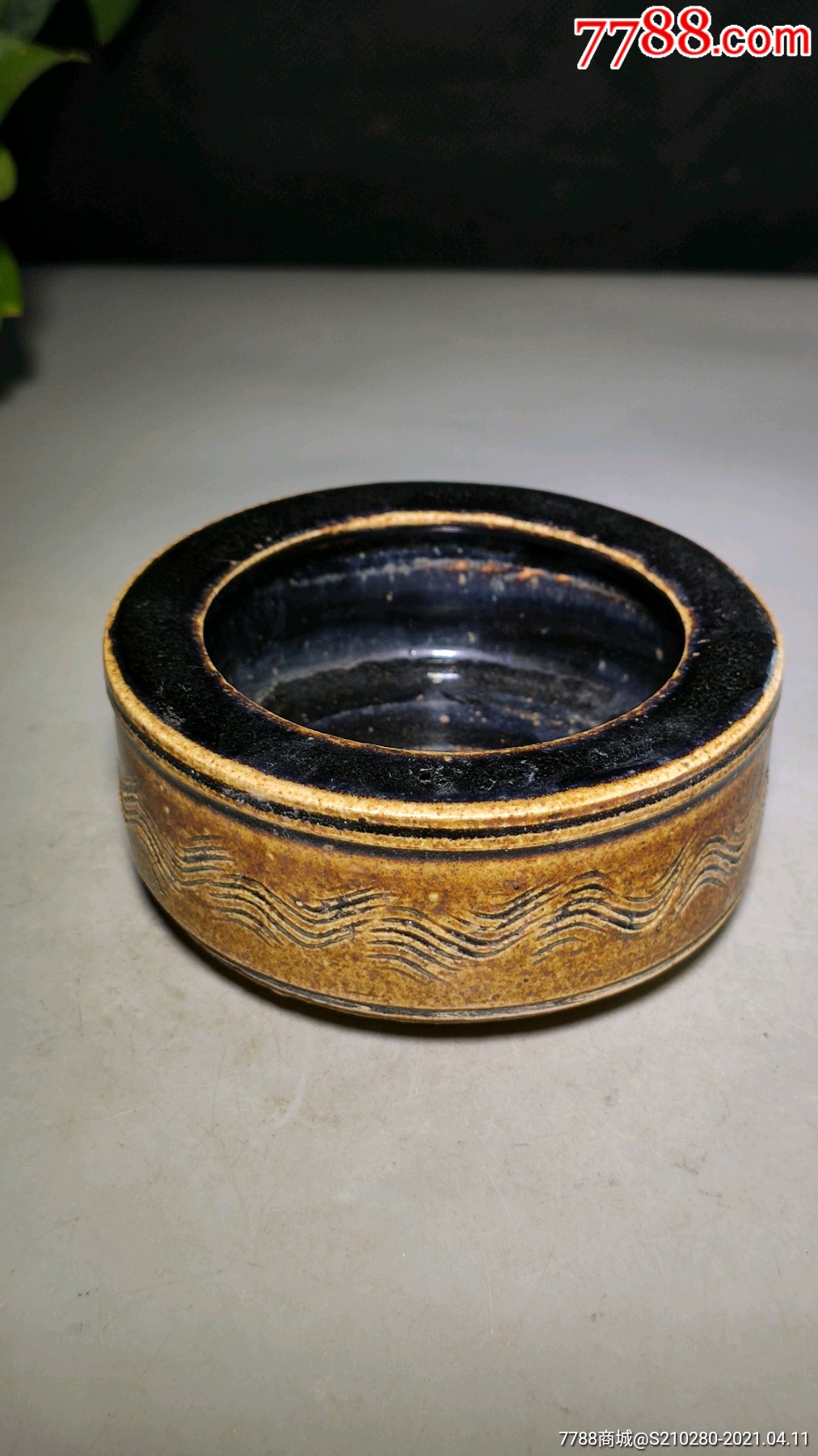 水波纹小笔洗造型独特瓷质细腻釉水肥厚文房雅致