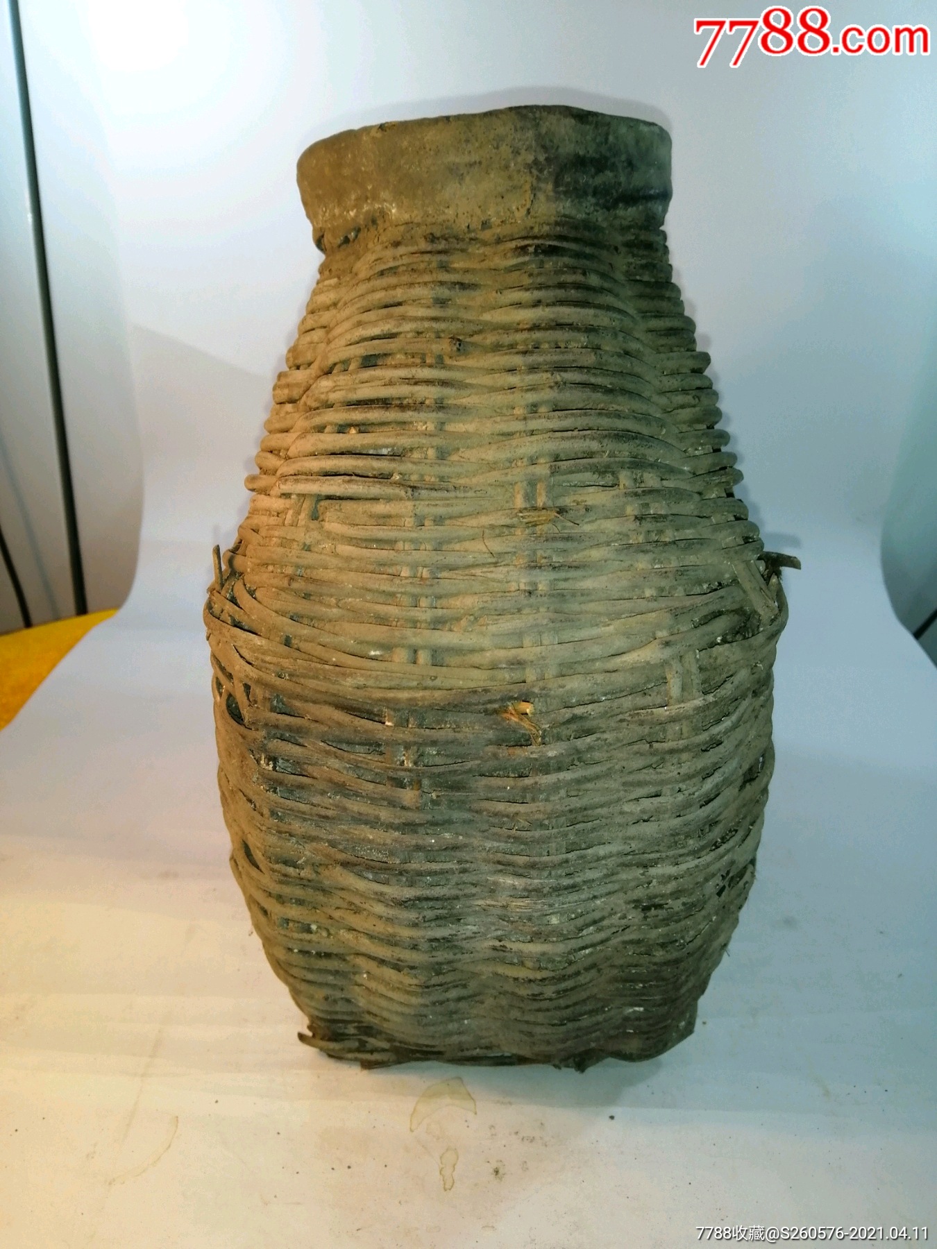 抗日战争时期,老百姓几十柳条自己编制的醋坛子