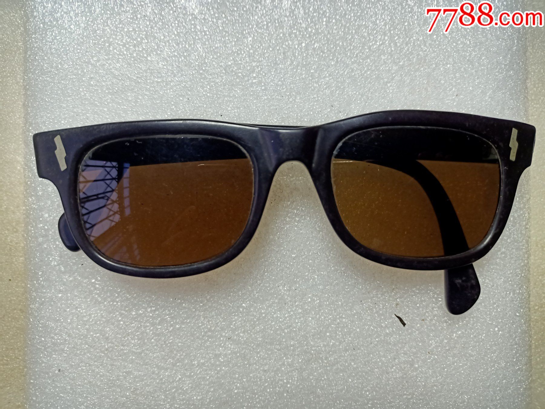 老墨镜b29腿上有损图中可见品相如图