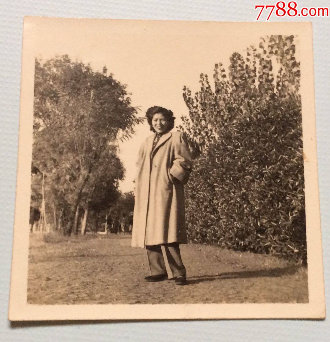 民国老照片一张穿长大衣的美女老风景照片姿态优雅亭亭玉立