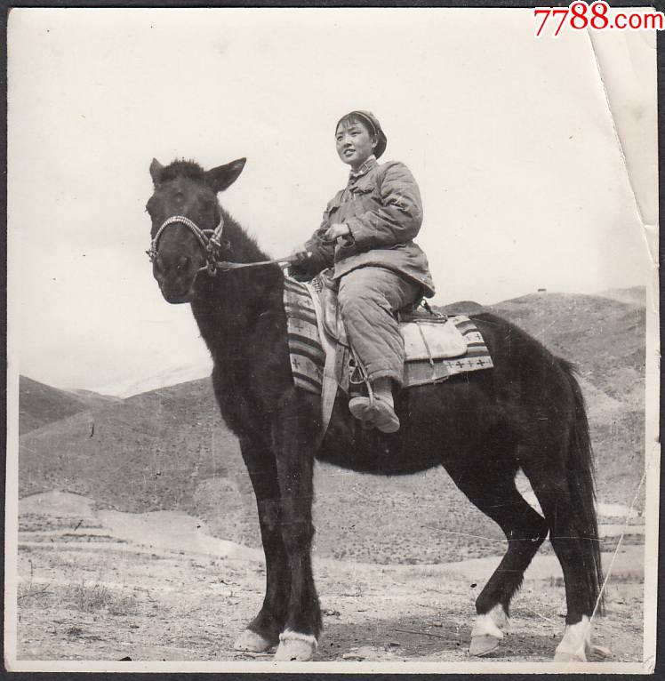 五十年代骑马的美女军人