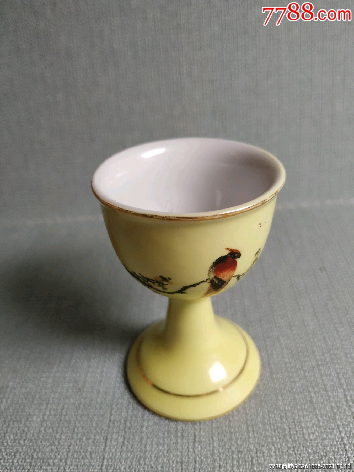 黄色小酒杯釉色漂亮.