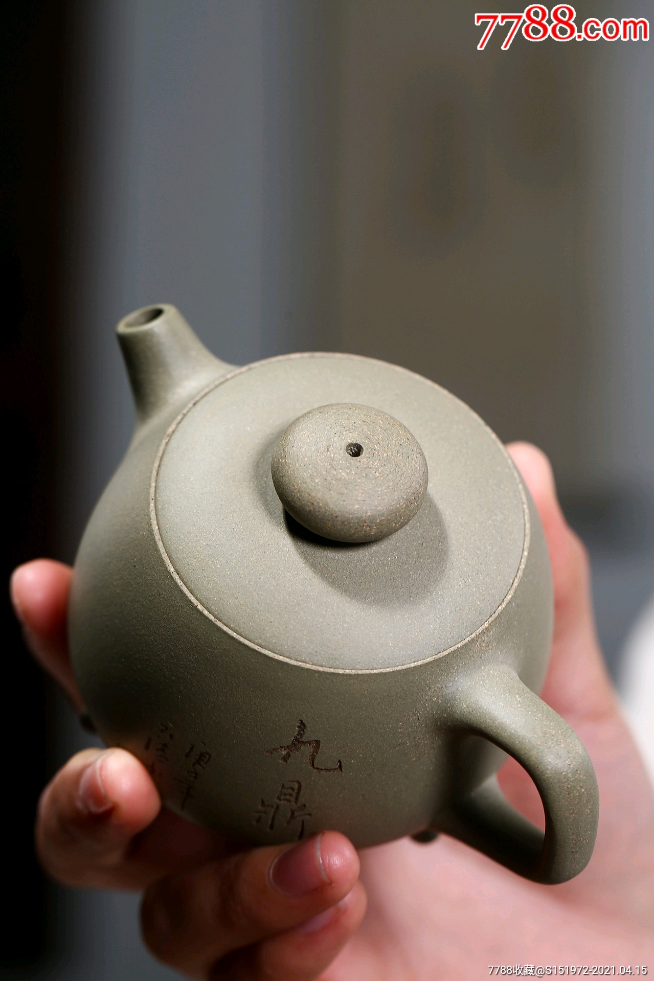 宜兴紫砂手工原矿豆青泥三足九鼎壶