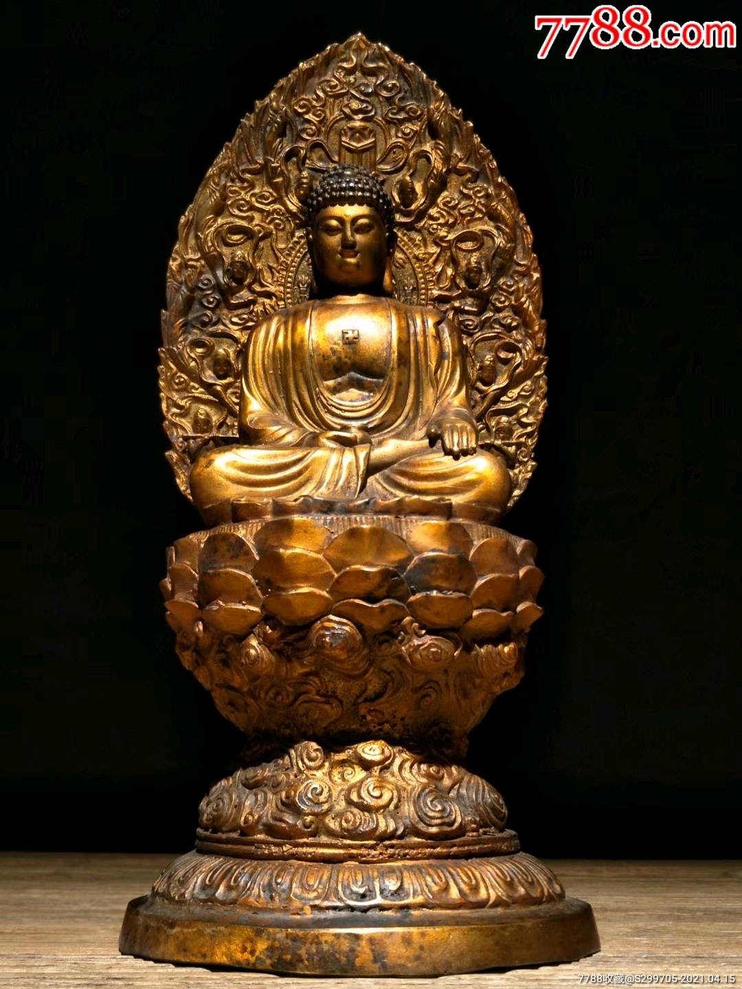 明代:莲花座铜佛像开脸精美,坐姿端庄神态悠然,盘座莲花之上～适合